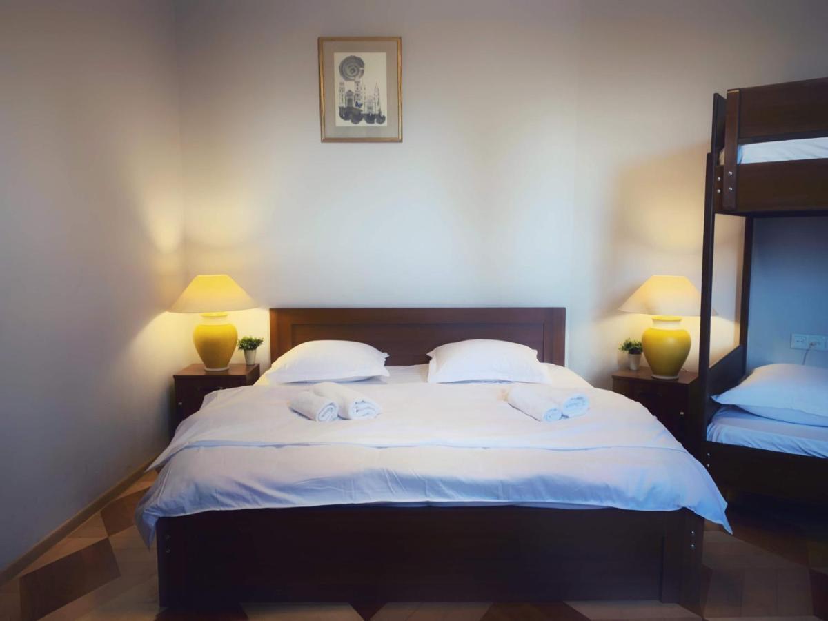 טביליסי Griboedov Hostel & Suites חדר תמונה